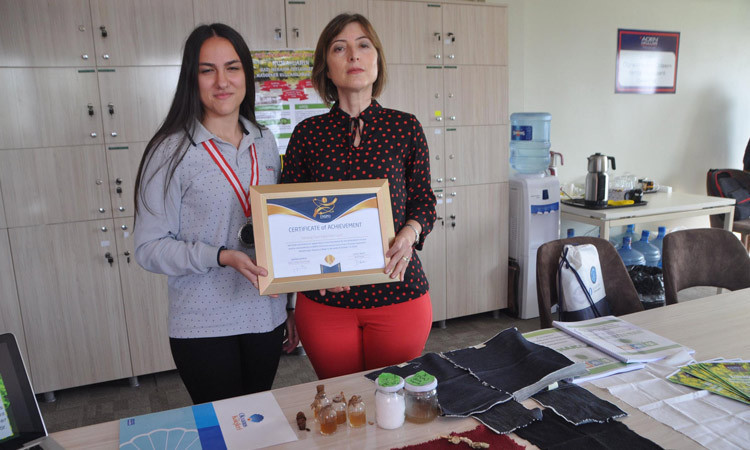 Liseli Ayşenur'un büyük başarısı! Isıya dayanıklı kumaş üretti - Resim: 1