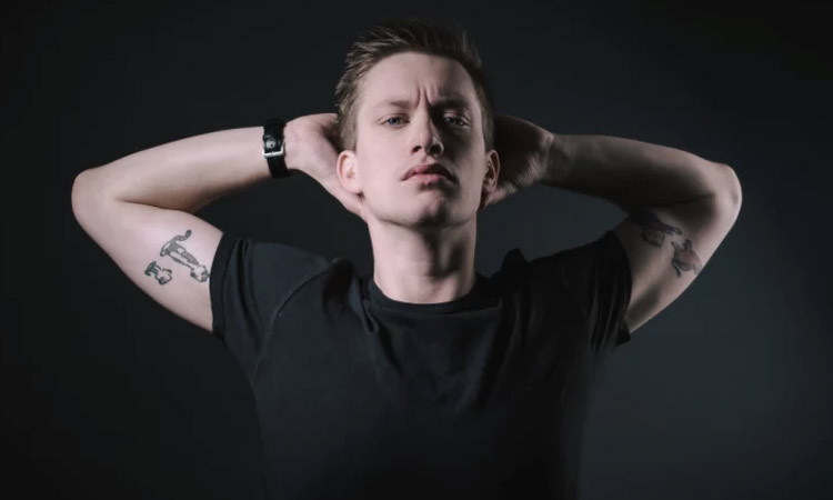 Kara kedi gibi! Şovuna katılan 4 bin çiftin ayrılmasına sebep oldu - Resim: 4