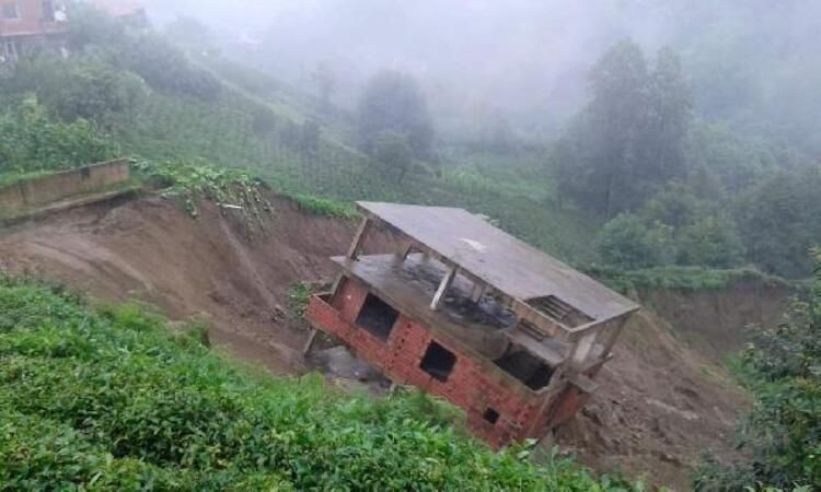 Rize'de  inşaat halindeki ev, heyelanda 30 metre kaydı - Resim: 4