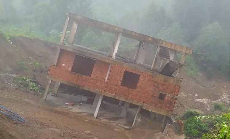 Rize'de  inşaat halindeki ev, heyelanda 30 metre kaydı - Resim: 3