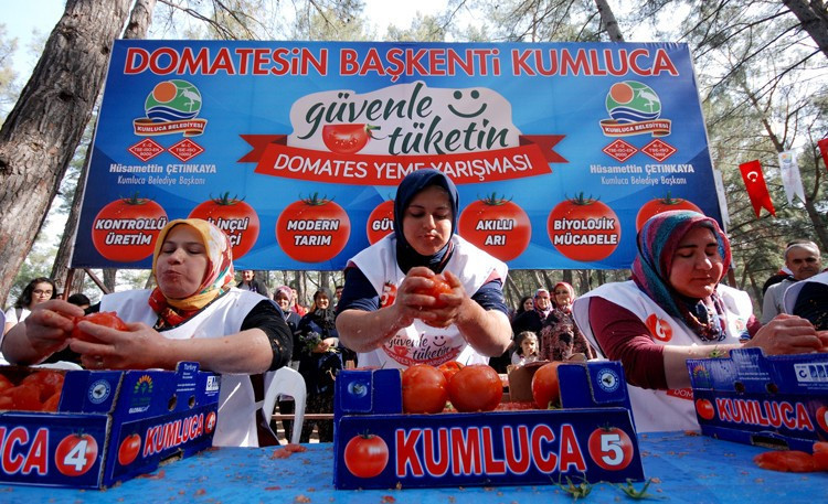 3 dakikada 13,5 kilogram domates yediler - Resim: 4