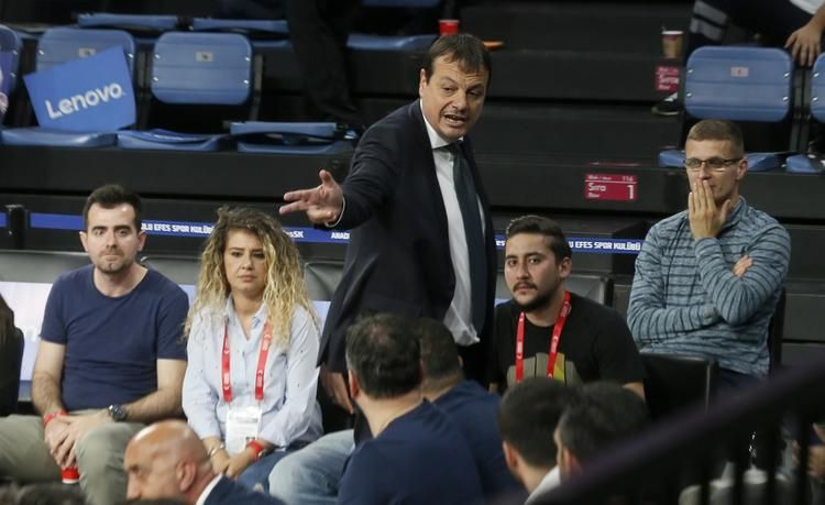 Ergin Ataman çıldırdı hakemin üzerine yürüdü - Resim: 4