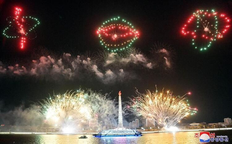 Kuzey Kore'de kıtlık başladı! Halk sokaklara dökülüp kutlama yaptı - Resim: 2
