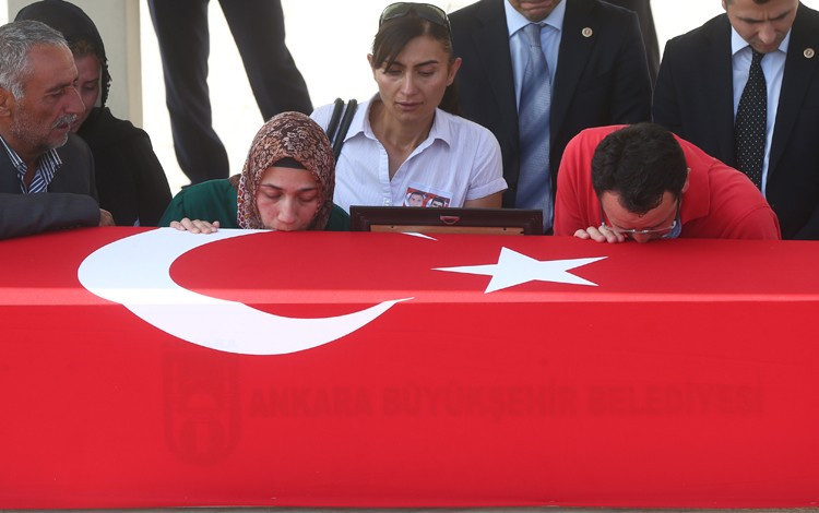 Tabutunun üzerine bebeğinin patiği konuldu - Resim: 3