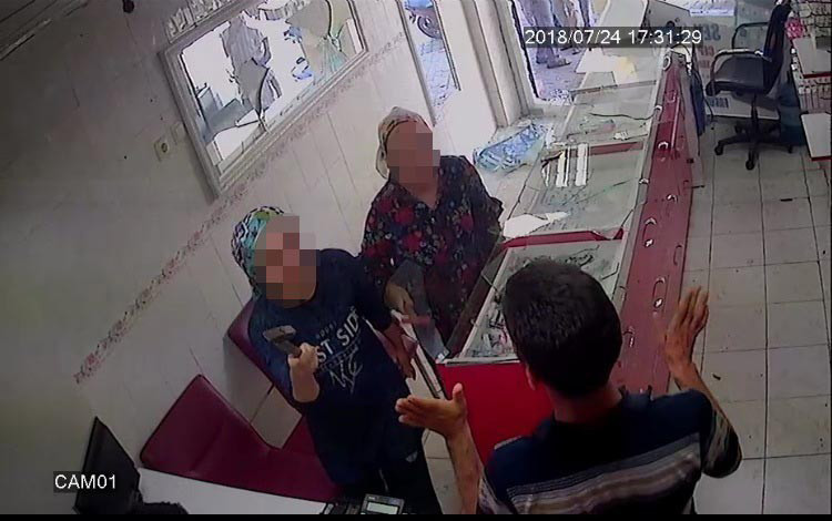 Kız kardeşler ellerinde çekiçle dehşet saçtı - Resim: 3