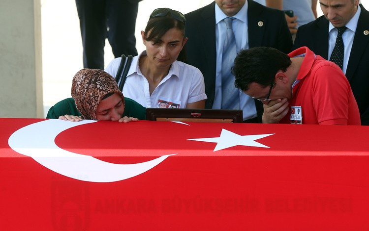 Tabutunun üzerine bebeğinin patiği konuldu - Resim: 1