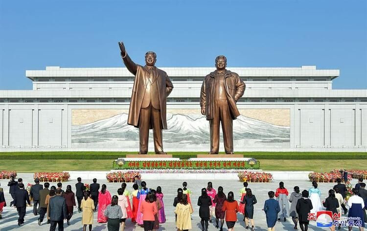 Kuzey Kore'de kıtlık başladı! Halk sokaklara dökülüp kutlama yaptı - Resim: 3