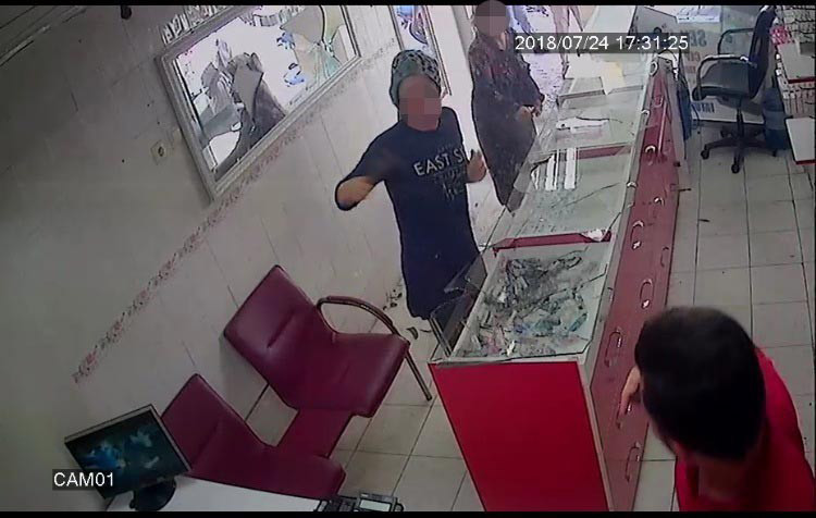 Kız kardeşler ellerinde çekiçle dehşet saçtı - Resim: 2