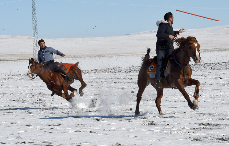 Köylülerin Kış Eğlencesi: Karda Cirit - Resim: 2