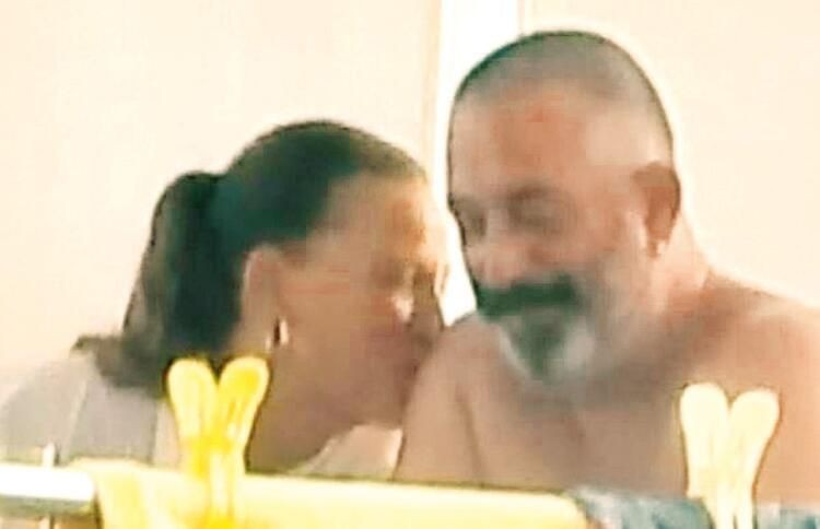 Serenay Sarıkaya derin göğüs dekoltesiyle şaşırttı! Deren Talu sorusunu duyunca bakın ne yaptı - Resim: 2