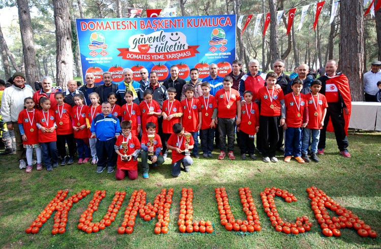 3 dakikada 13,5 kilogram domates yediler - Resim: 1