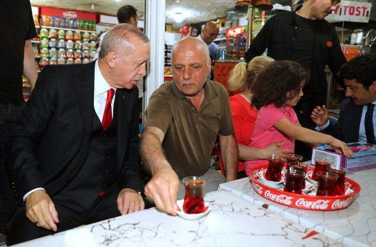 Erdoğan'a yoğun ilgi! Vatandaşlarla oturup çay içti - Resim: 4