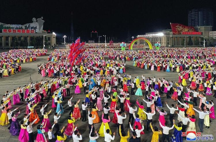 Kuzey Kore'de kıtlık başladı! Halk sokaklara dökülüp kutlama yaptı - Resim: 1