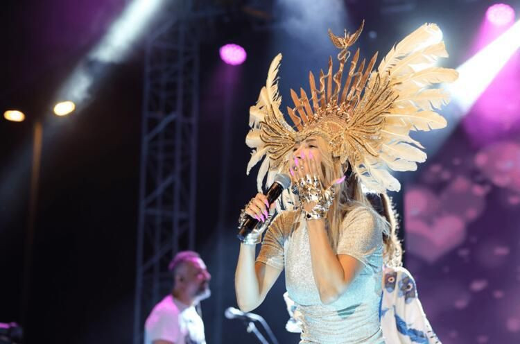 Hande Yener'in kostümünü görenler dönüp bir kez daha baktı - Resim: 1