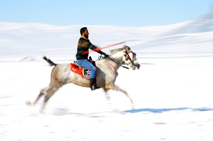 Kar üstünde cirit nefes kesti - Resim: 1