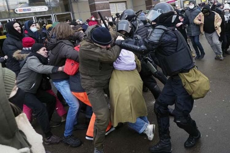 Rusya'yı sarsan itiraflar! Pantolonlarını indiriyorlar cam odalarda çırılçıplak - Resim: 1