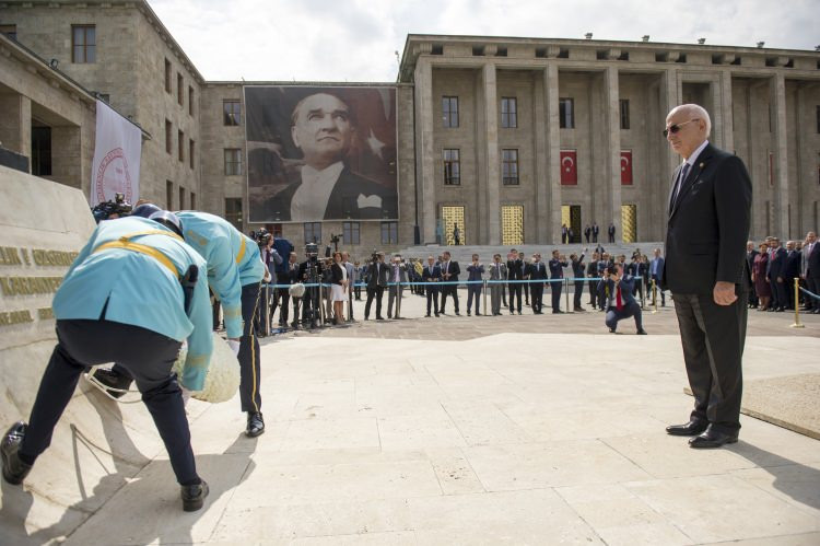 TBMM’ye gelen vekiller böyle karşılandı! Dikkat çeken detay - Resim: 2