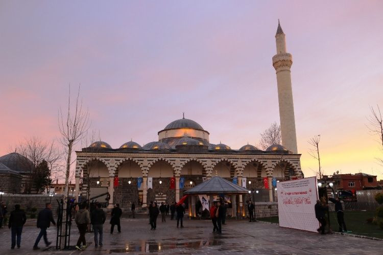 Teröristlerin yakıp yıktığı Kurşunlu Camii tekrar ibadete açıldı - Resim: 4