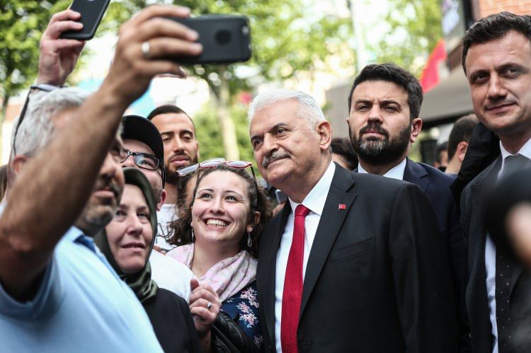 Binali Yıldırım Beşiktaş Çarşı'yı ziyaret etti - Resim: 3