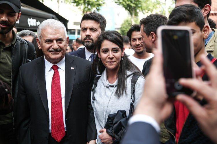 Binali Yıldırım Beşiktaş Çarşı'yı ziyaret etti - Resim: 1