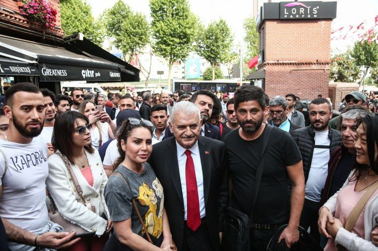 Binali Yıldırım Beşiktaş Çarşı'yı ziyaret etti - Resim: 2