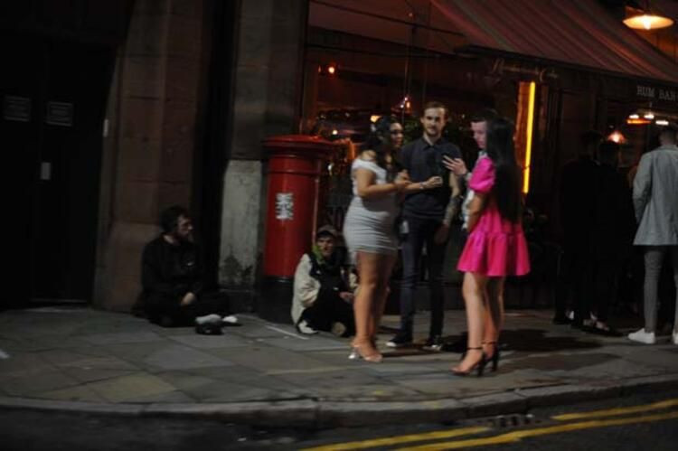 İngilizler bu defa abarttılar! Sokaklarda şok eden görüntüler - Resim: 3