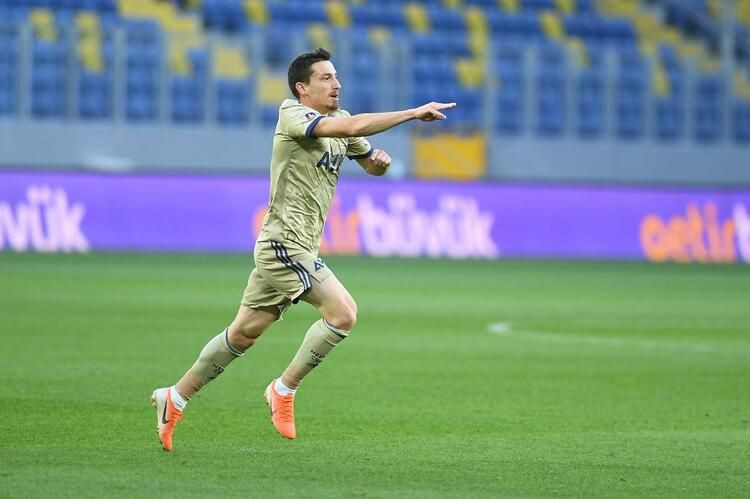 Fenerbahçe'de Mert Hakan Yandaş'ın gol sevinci olay! Taraftar oynanan oyuna kucak açtı - Resim: 2