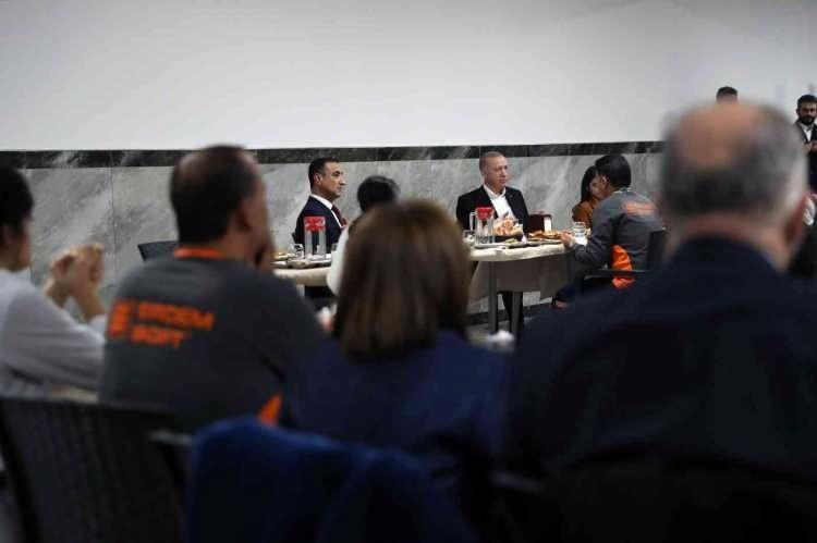 Cumhurbaşkanı Erdoğan işçilerle birlikte yemek yedi - Resim: 2