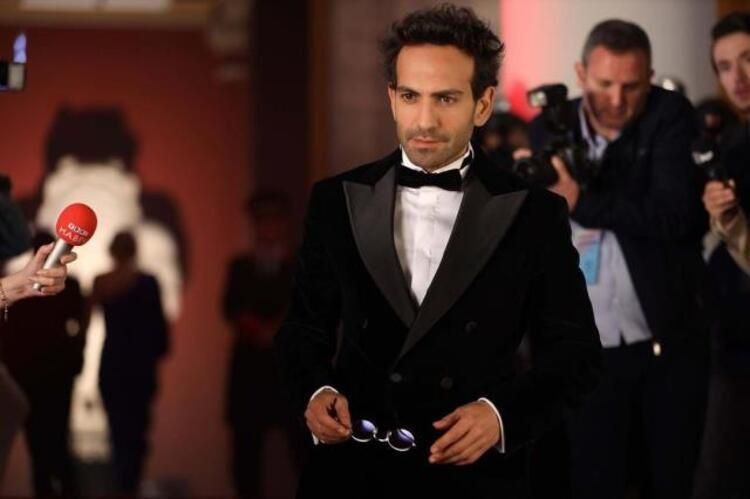 Demet Özdemir ve Buğra Gülsoy "Dünyayla Benim Aramda" dizisinde buluştu! İlk kareler olay oldu! - Resim: 2