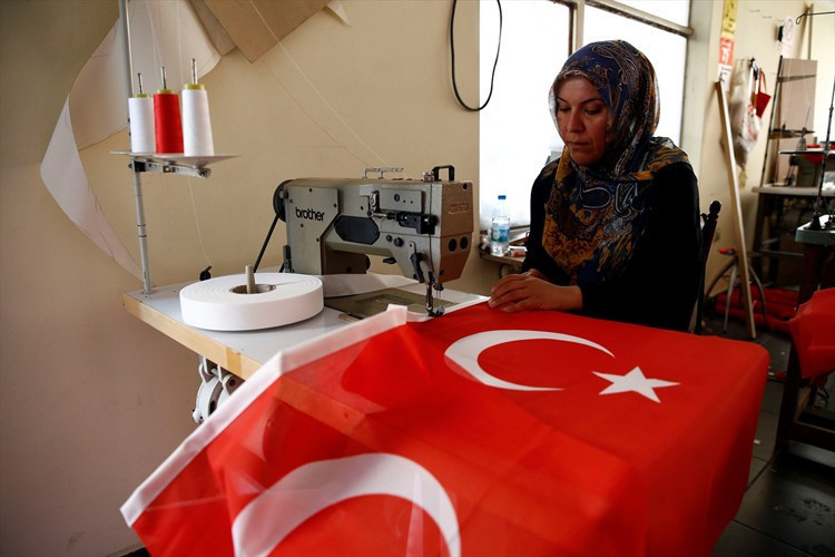 Meydanlara bayrak yetişmiyor! - Resim: 2