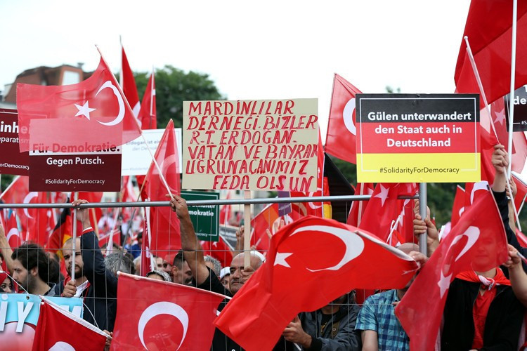 Almanya'da Türkler Darbeye Karşı tek yumruk oldu - Resim: 1