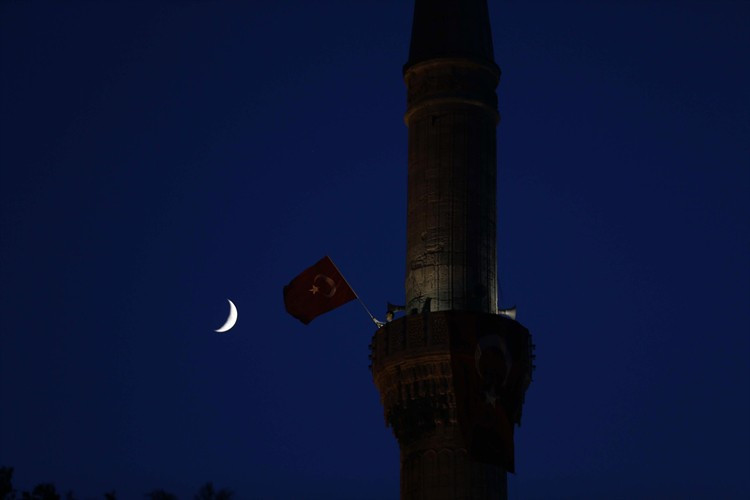 Sultanahmet'ten Türk bayrağı dalgalandırıldı - Resim: 2