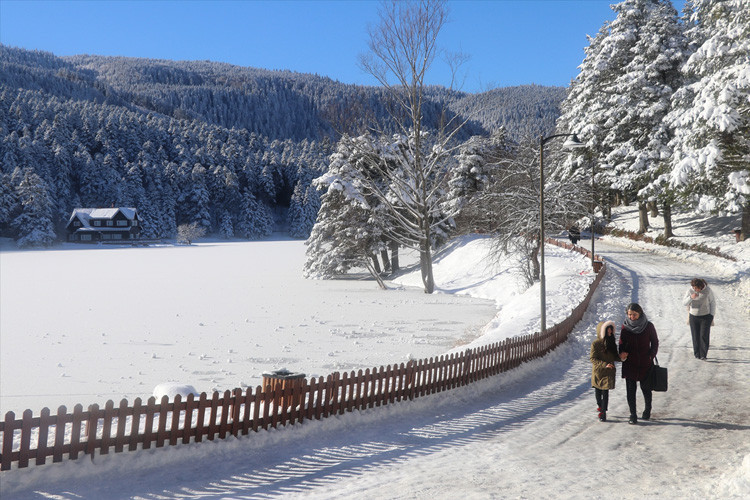 Gölün yüzeyi dondu ortaya kartpostallık görüntüler çıktı - Resim: 1