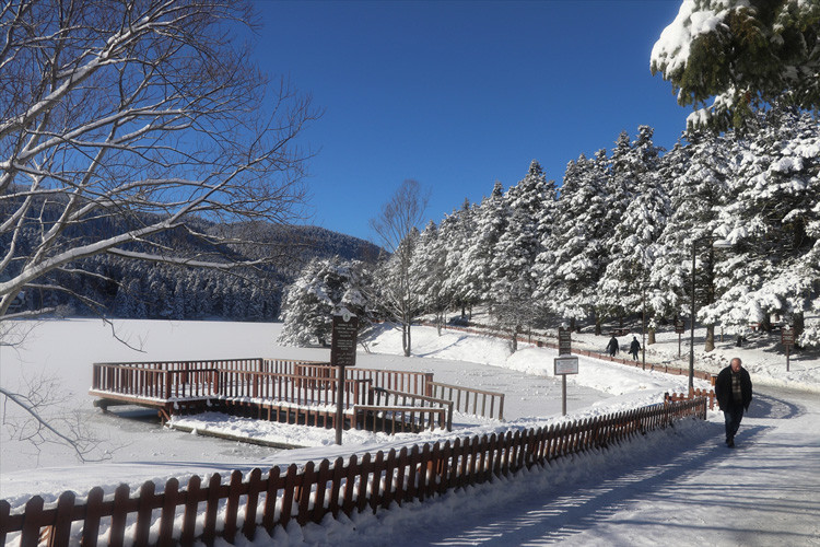 Gölün yüzeyi dondu ortaya kartpostallık görüntüler çıktı - Resim: 3