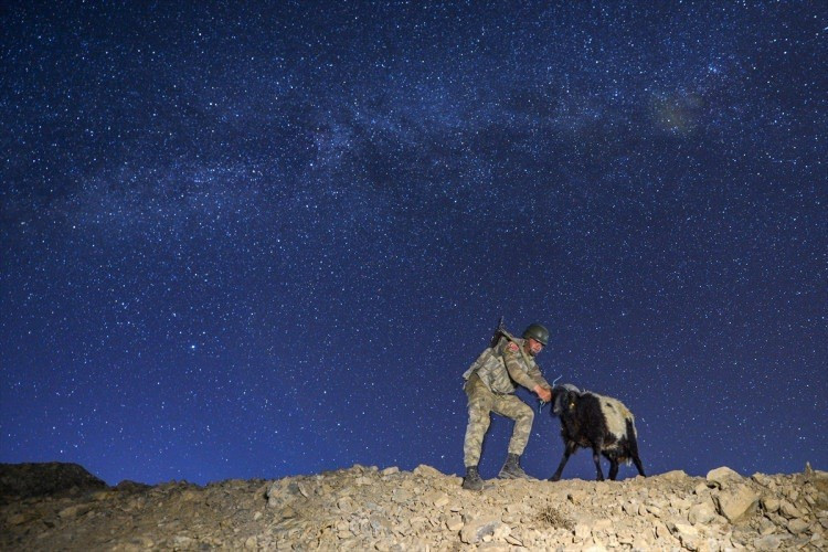 Mehmetçik bayram namazını kıldı muhteşem kareler - Resim: 1