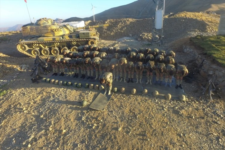 Mehmetçik bayram namazını kıldı muhteşem kareler - Resim: 3