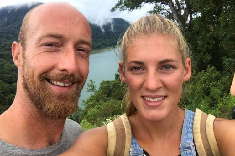 Konaklama ücreti ödemekten bıkınca çözümü kamyon evde buldular! - Resim: 1