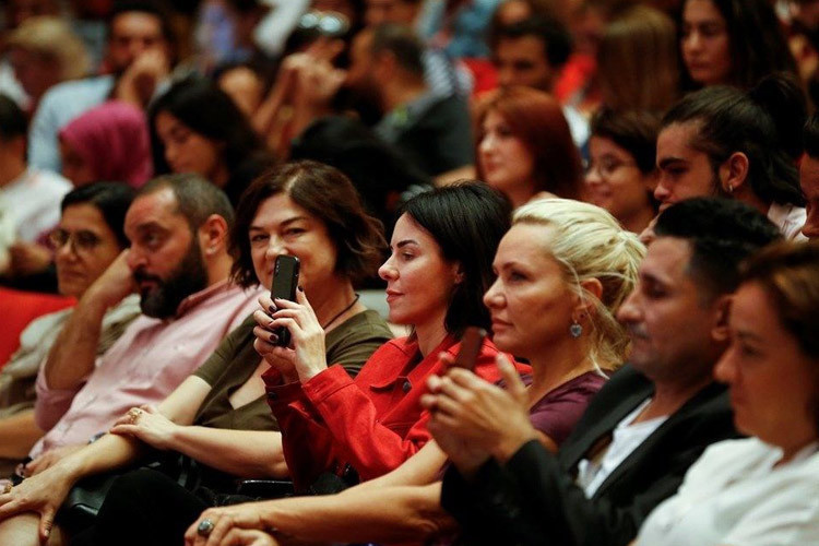 Defne Samyeli ile evlilik iddiasına Cem Yılmaz'dan esprili yanıt! - Resim: 2