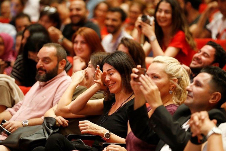Defne Samyeli ile evlilik iddiasına Cem Yılmaz'dan esprili yanıt! - Resim: 4