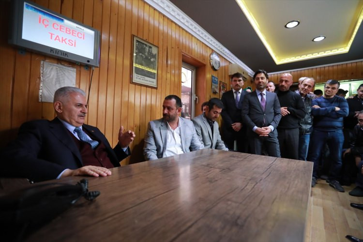 Başbakan Yıldırım berberde bir vatandaşı tıraş etti - Resim: 3