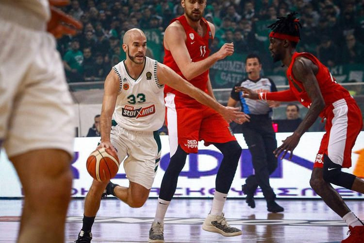 Panathinaikos Başkanı'ndan skandal 'iç çamaşırı' hareketi - Resim: 1