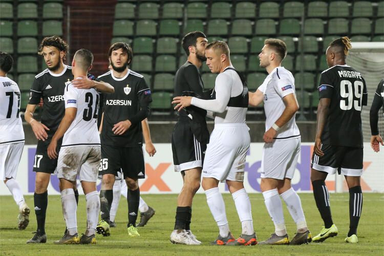 Dudelange Karabağ maçında bayrak skandalı! Futbolcular şaştı kaldı - Resim: 1