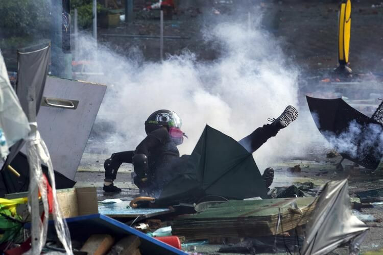 Hong Kong'da göstericiler ateşli oklarla saldırdı korkunç görüntüler - Resim: 3