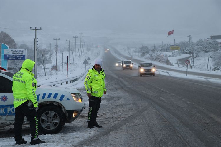 Kar bastırdı yollar kapanıyor! Meteoroloji İstanbul için haber verdi - Resim: 1