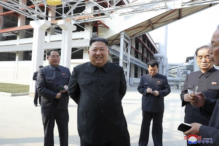Öldü denilen Kuzey Kore Lideri Kim Jong-un fabrika açılışında ortaya çıktı - Resim: 2