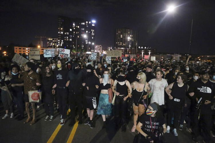 ABD'de George Floyd öfkesi dinmiyor yüzbinlerce insan sokaklarda! Polisler vuruldu, ölü ve yaralı var - Resim: 3