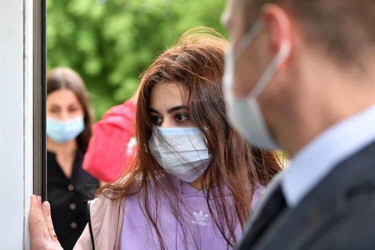 Rusya'da 3 kız kardeş, kendilerini taciz eden babalarını çekip ve bıçakla öldürdü! - Resim: 3