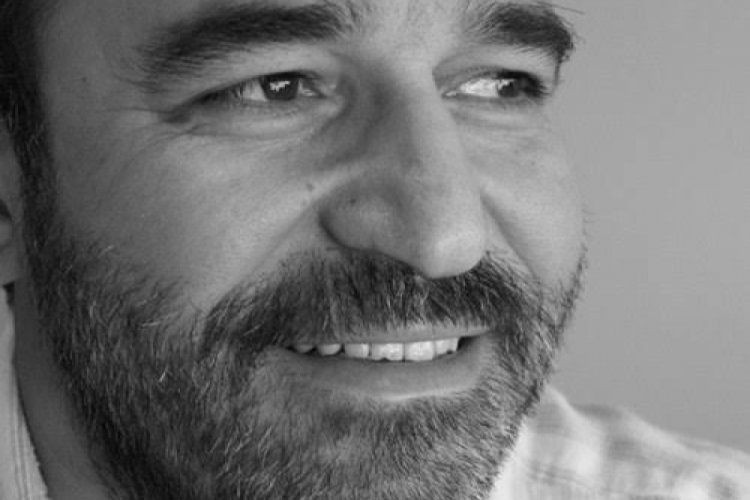 Olay TV Nevşin Mengü'den sonra güzel sunucu Duygu Demirdağ'a da imzayı attırdı! - Resim: 1