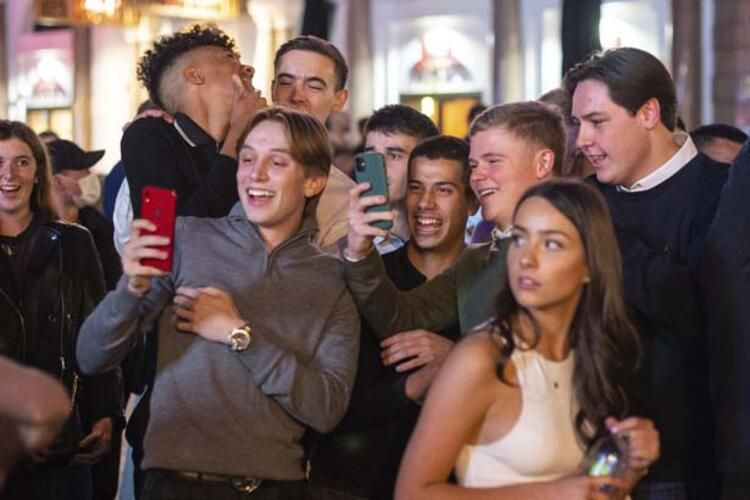 İngilizler bu defa abarttılar! Sokaklarda şok eden görüntüler - Resim: 1