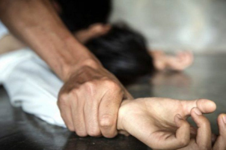 Genç kıza sınıfın ortasında tecavüz ettiler! Öğrenciler kurtarmak yerine video çekti - Resim: 4